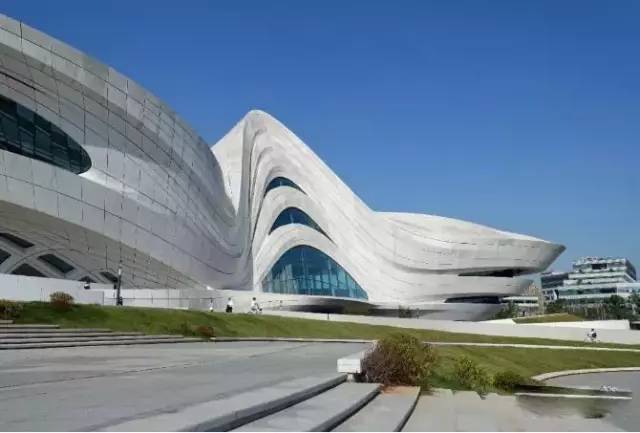 整体设计依然延续了扎哈·哈迪德一贯的流线型风格