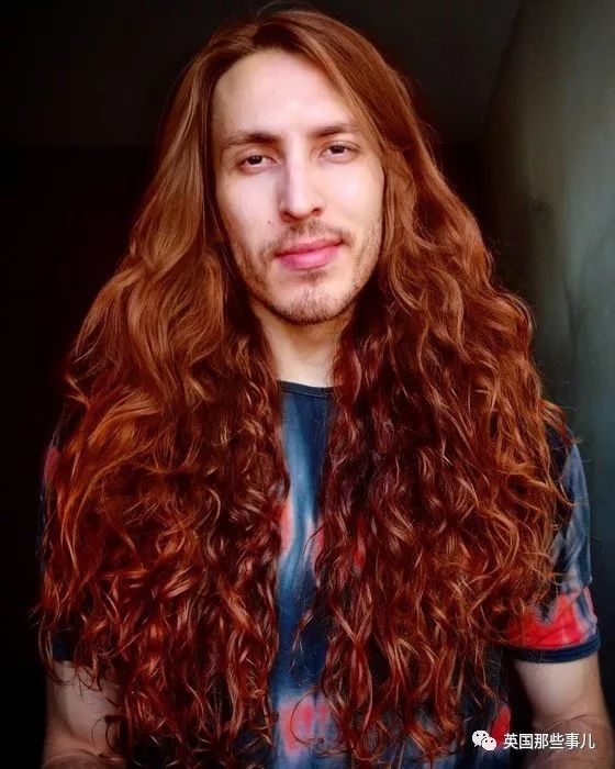 一头红发留七年成了"长发王子",他就是小仙男本男了吧!