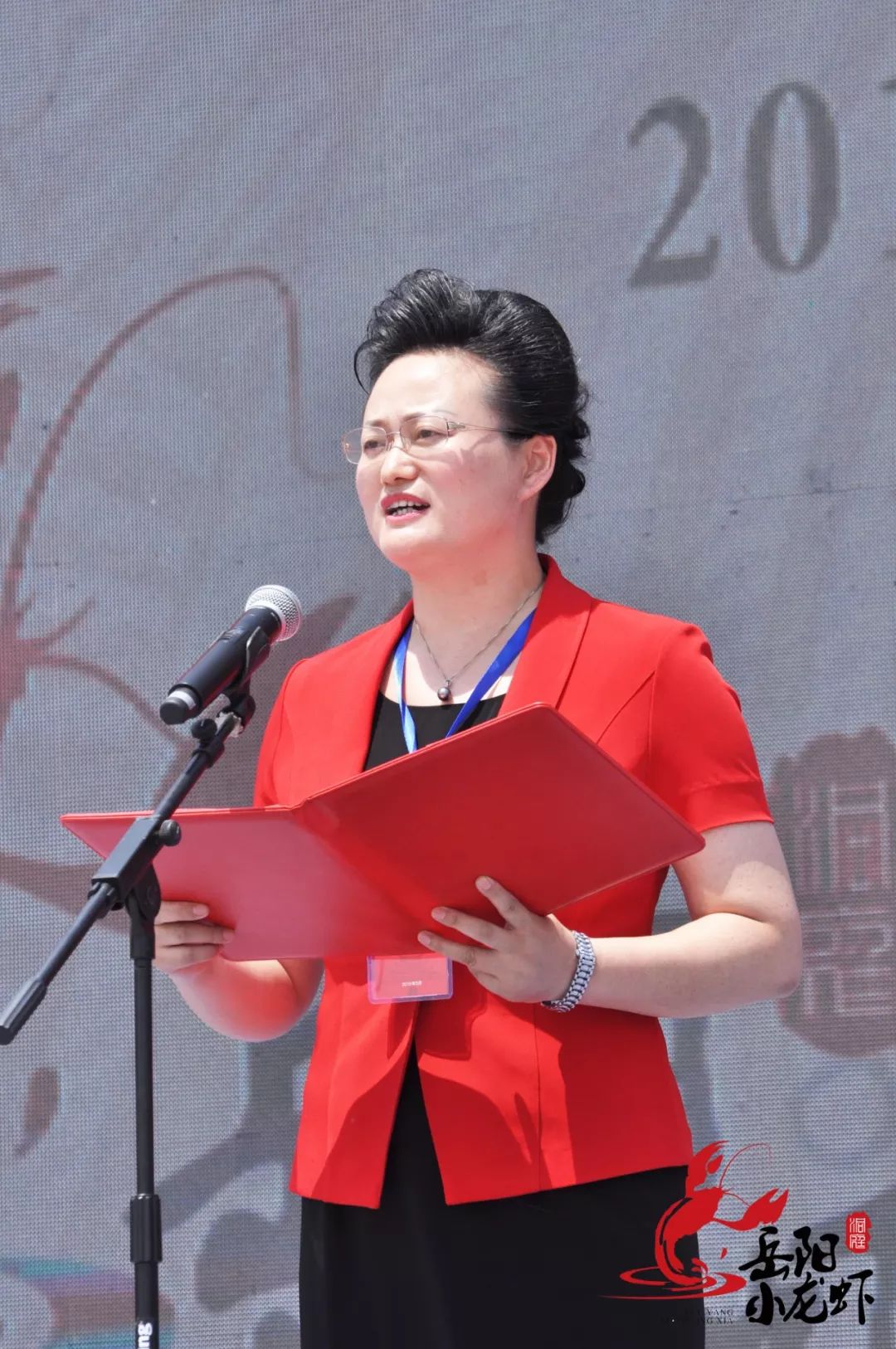 君山区区委书记魏淑萍说到:"洞庭有好水,君山出好虾.