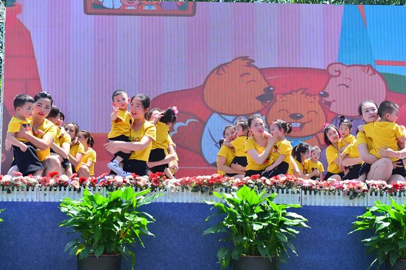 玩轉夢想·玩轉童年之我的舞臺我的秀——鳳凰幼兒園六一文藝匯演