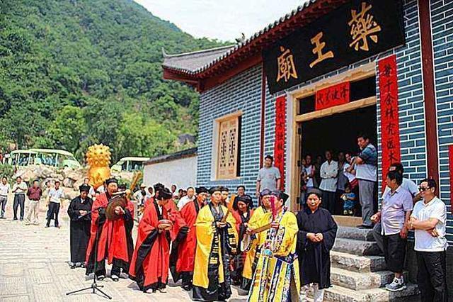 既然说到药王文化了,南阳君就有必要告诉大家云露山的一个坑:药王庙站