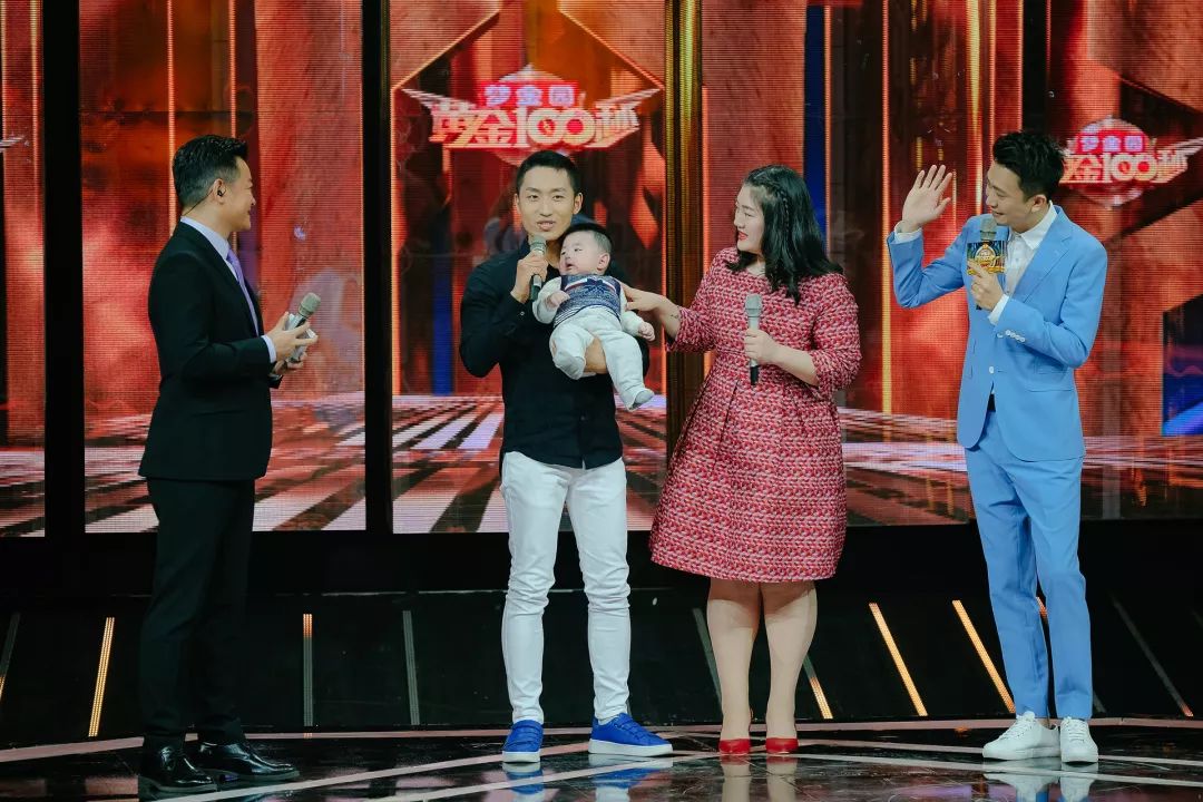 罗天华贰因父母催婚参加《黄金100秒》赛区选拔,登上舞台展示自创"