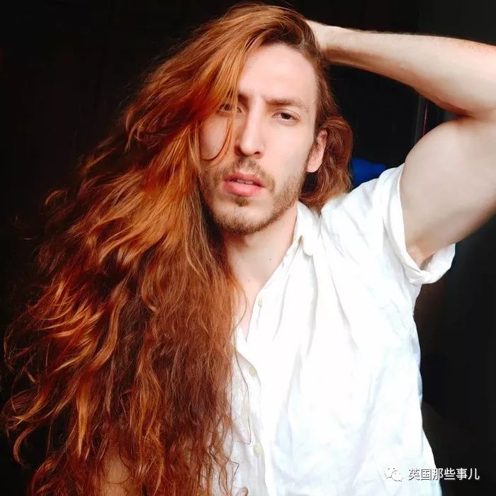 一头红发留七年成了"长发王子",他就是小仙男本男了吧!