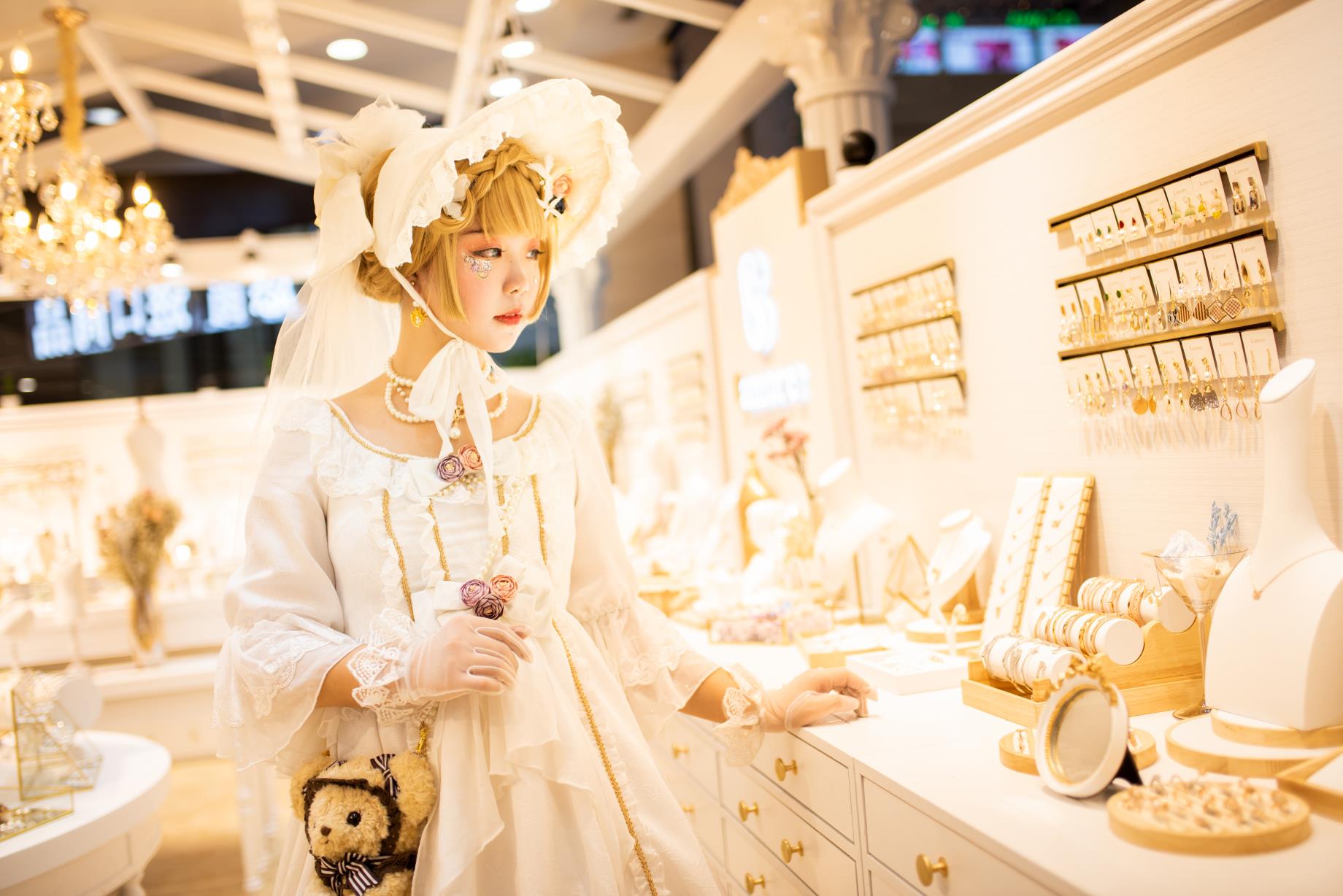 舞漫春之纪元lolita场照返图,复古白色洋装的柯妮维娅