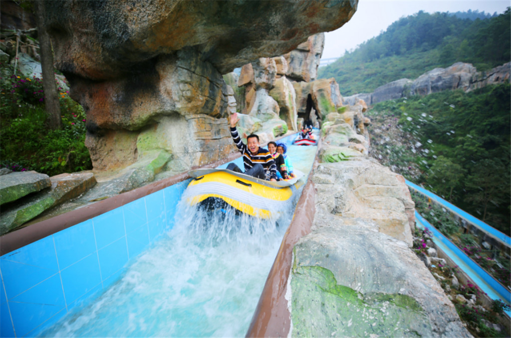 除此之外,贵州九仙旅游区的溶洞观光九仙洞天也是别具特色,与九仙洞漂