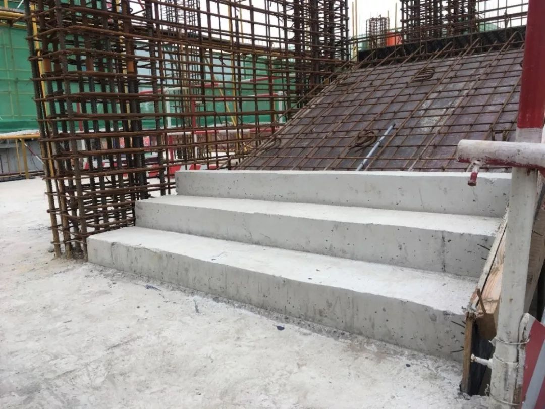 楼梯踏步施工缝留设墙柱根部压光处理外墙防水涂料型钢柱钢筋样板作业