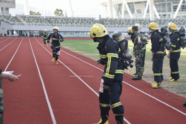 100米负重跑3000米徒手跑乐清市府办副主任吴健出席此次比武竞赛活动