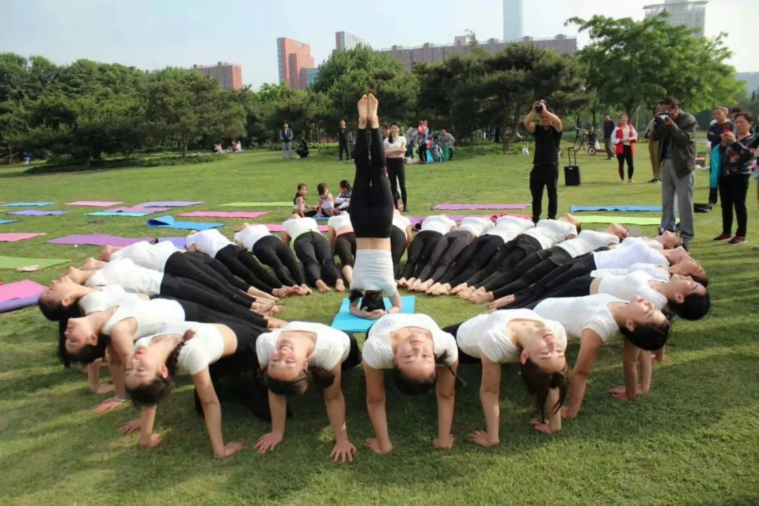 多人瑜伽图片造型照图片