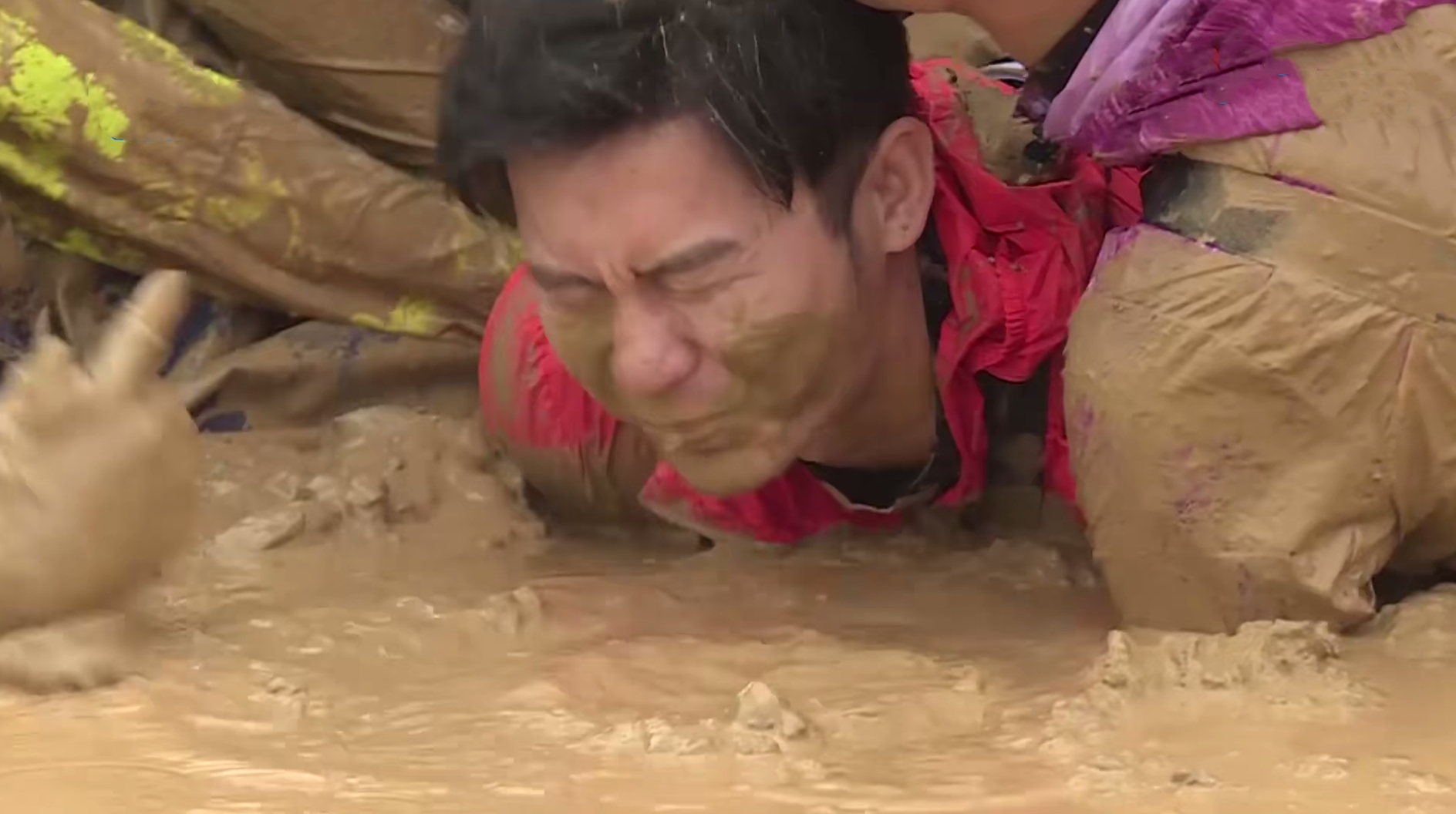 跑男泥潭大战,李晨吃一嘴泥,王彦霖被佘诗曼按地上,耳朵滴泥水