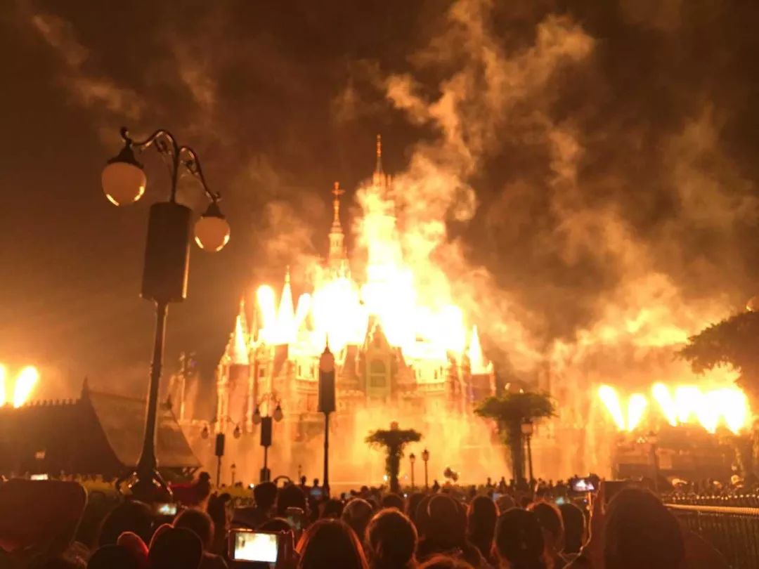 110在吗上海迪士尼炸了看到这些摄影渣拍的迪士尼烟火我已经怀疑人生