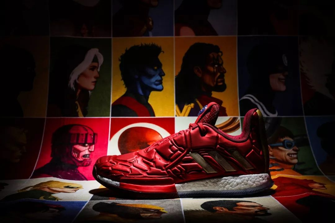 灵感源于钢铁侠的战衣碎甲,鞋舌上有钢铁侠的头盔标志以及哈登个人的