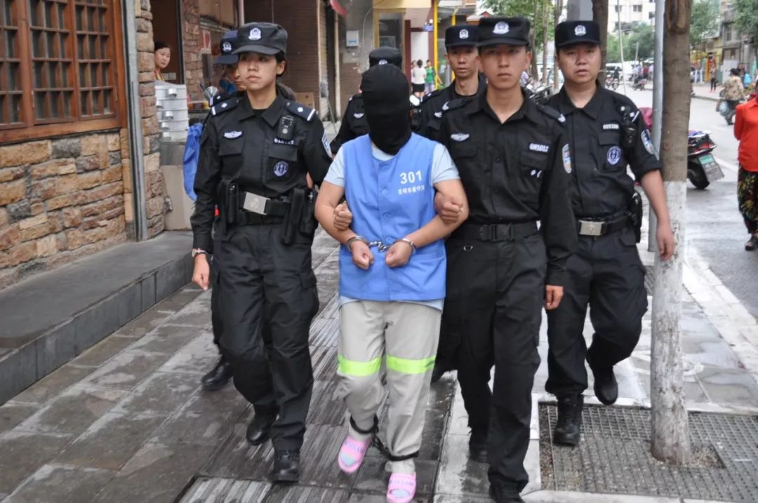 直击现场5月以来昆明警方抓获涉黑涉恶犯罪嫌疑人276人