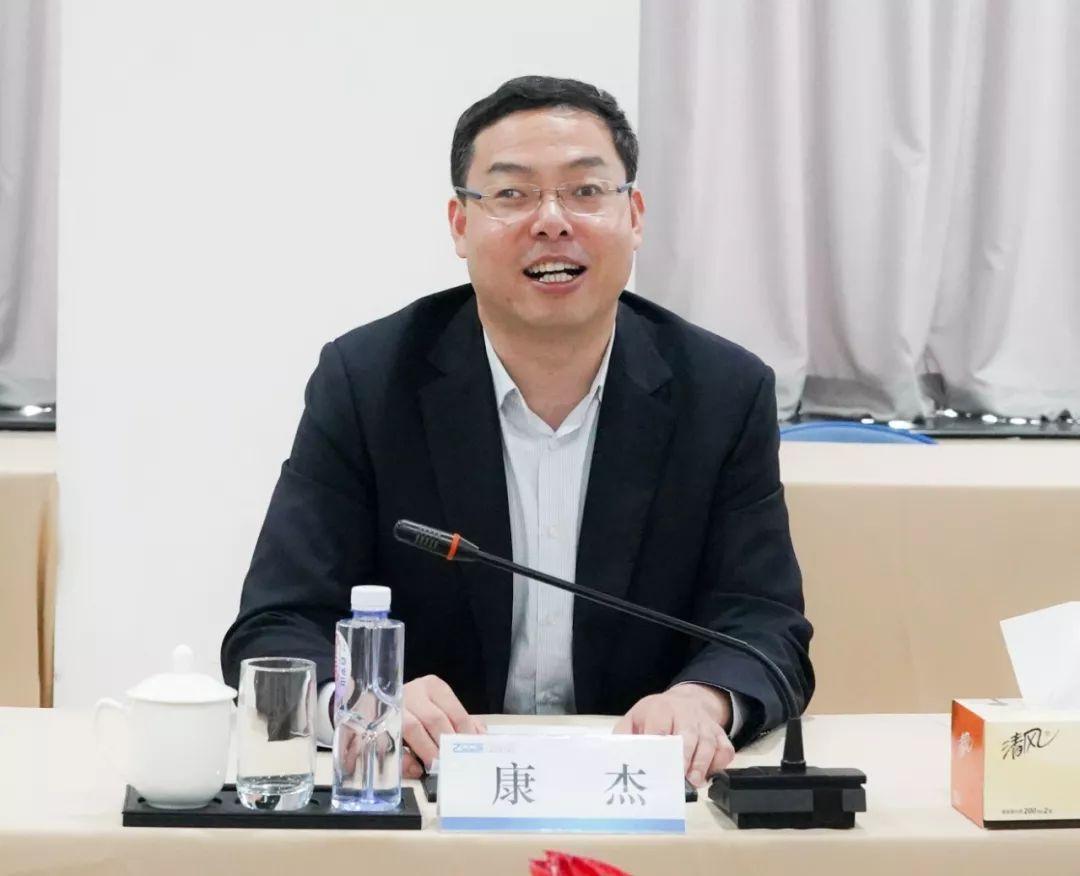 商会党委副书记,执行副会长,秘书长吴仲春等接待康杰一行并座谈,双方