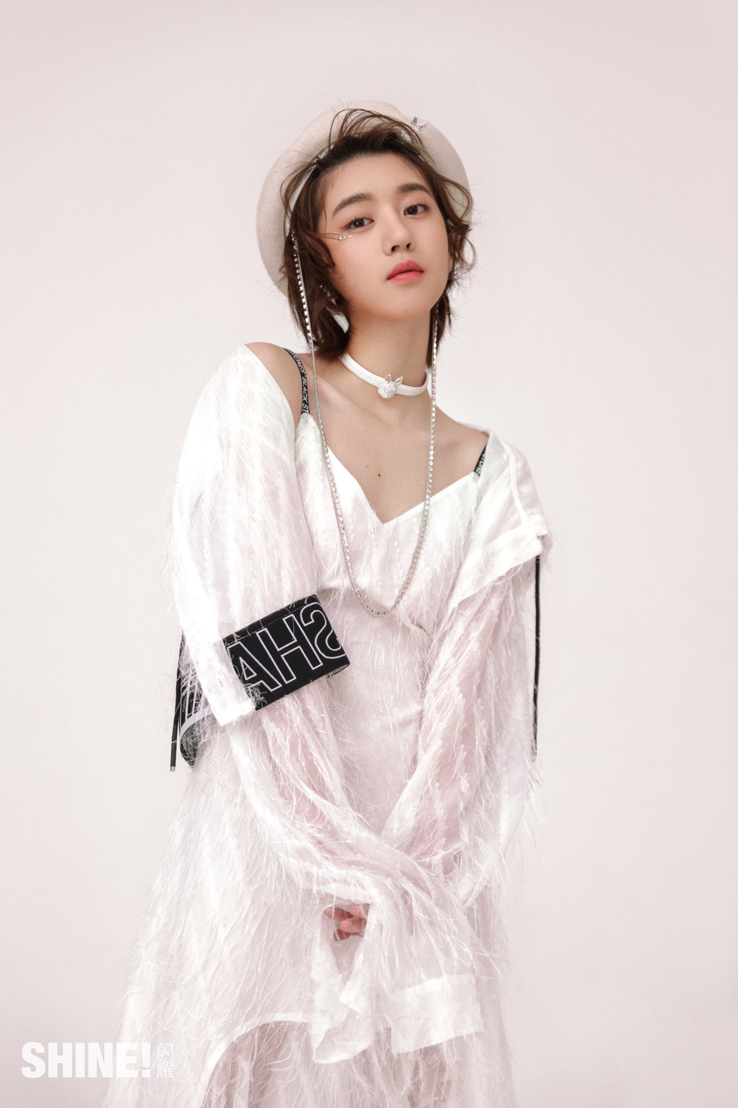 李凯馨玩转多样帽饰 百变穿搭展现超凡表现力