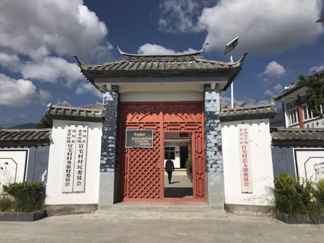 脚底有泥振兴有路系列报道二爱心超市激发群众内生脱贫动力的有效引擎