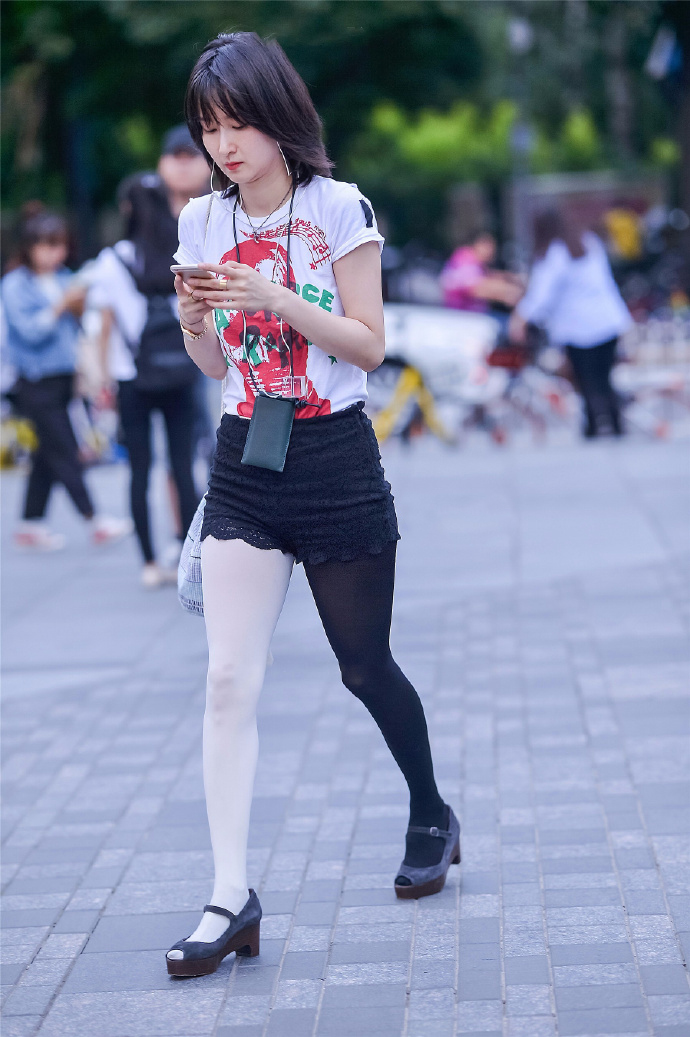 无常的穿搭小姐姐经典的黑白丝袜搭很耀眼黑白无常好气质