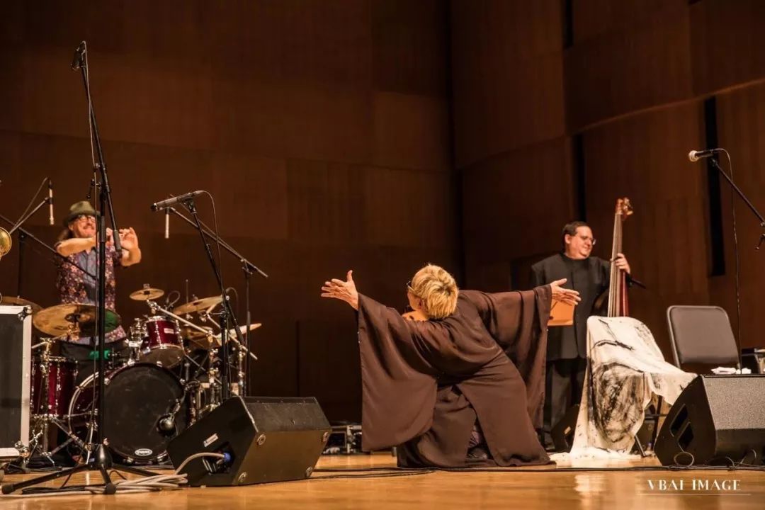 唱lostrivers的她不能像26年前那样尖叫了丨专访