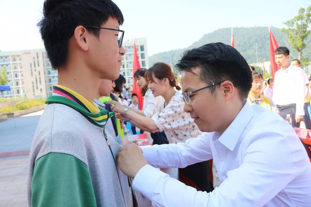 开化县中中职学生集体入团仪式在崇化中学举行