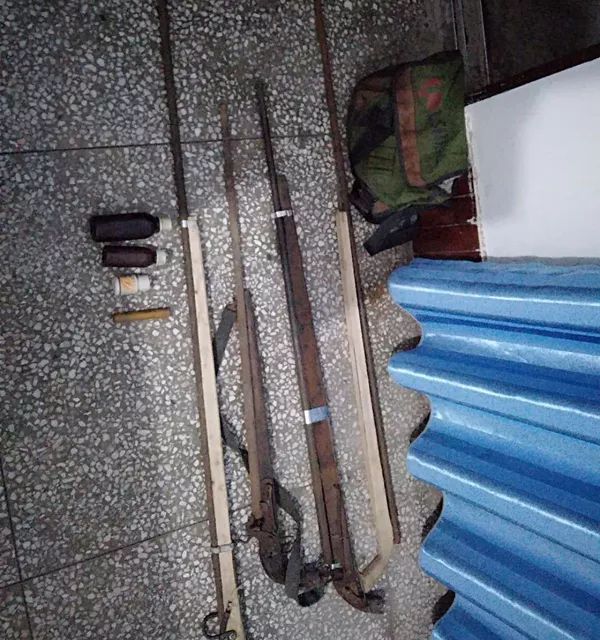 老铁匠自制火药枪打野味遭了