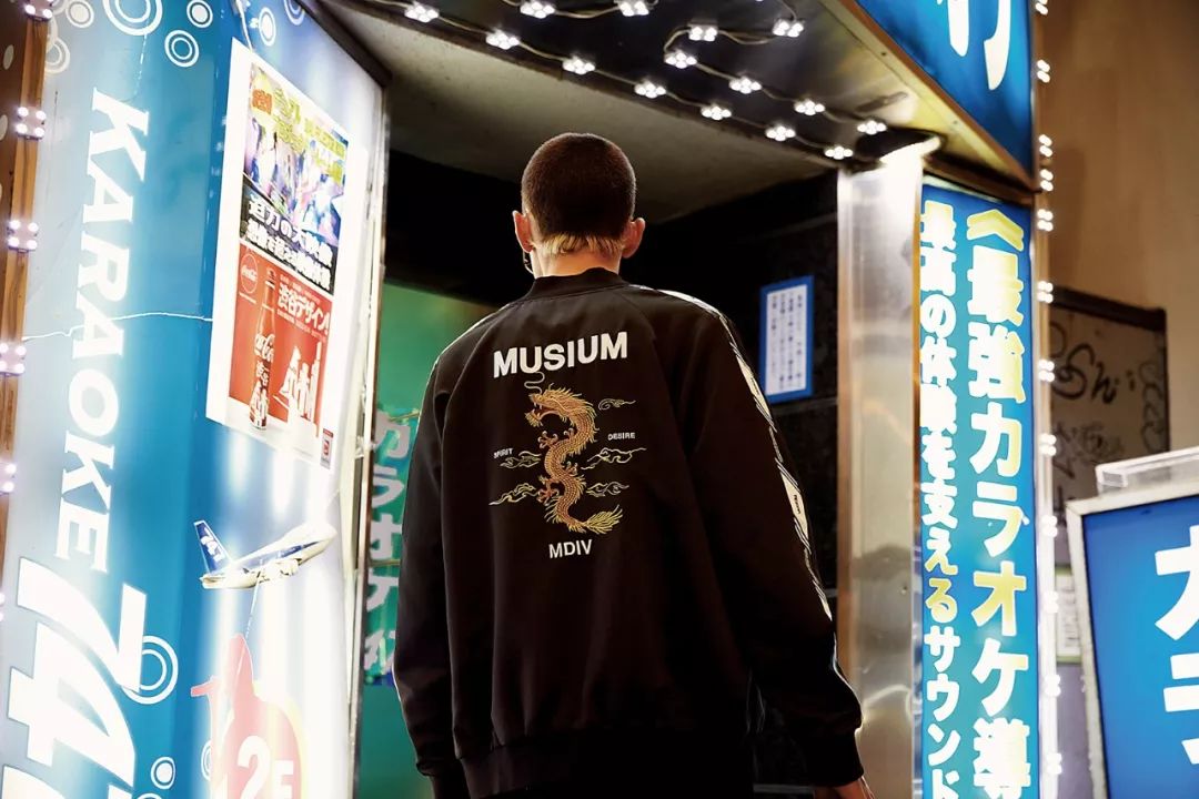 wakeup男孩做模特在涩谷夜晚拍大片这个牌子确实不一样