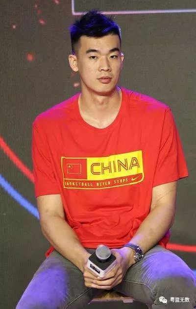 李慕豪出道以来被大家称作姚明接班人,李慕豪近年来也是在进步,但是