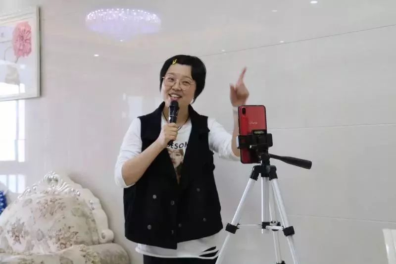 张彩霞希望能有更多的患者看到她的视频积极面对生活来源:泰州晚报