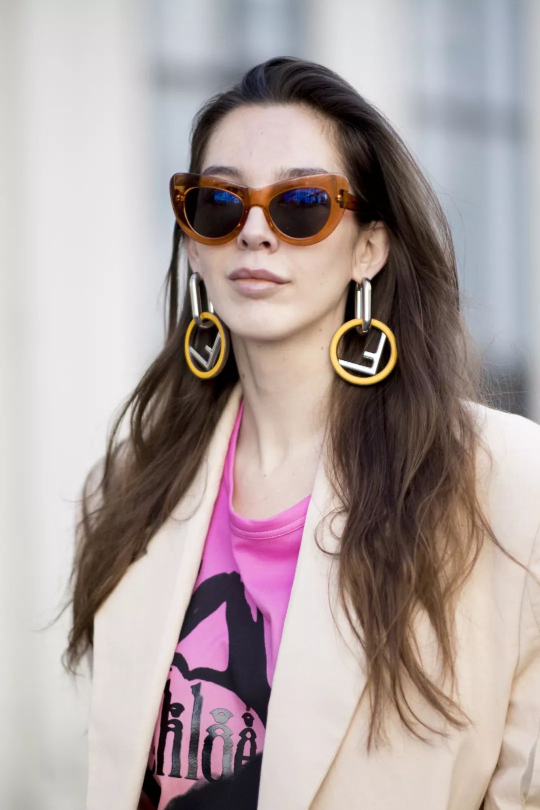 女明星都爱戴的夸张耳环到底好看在哪里?