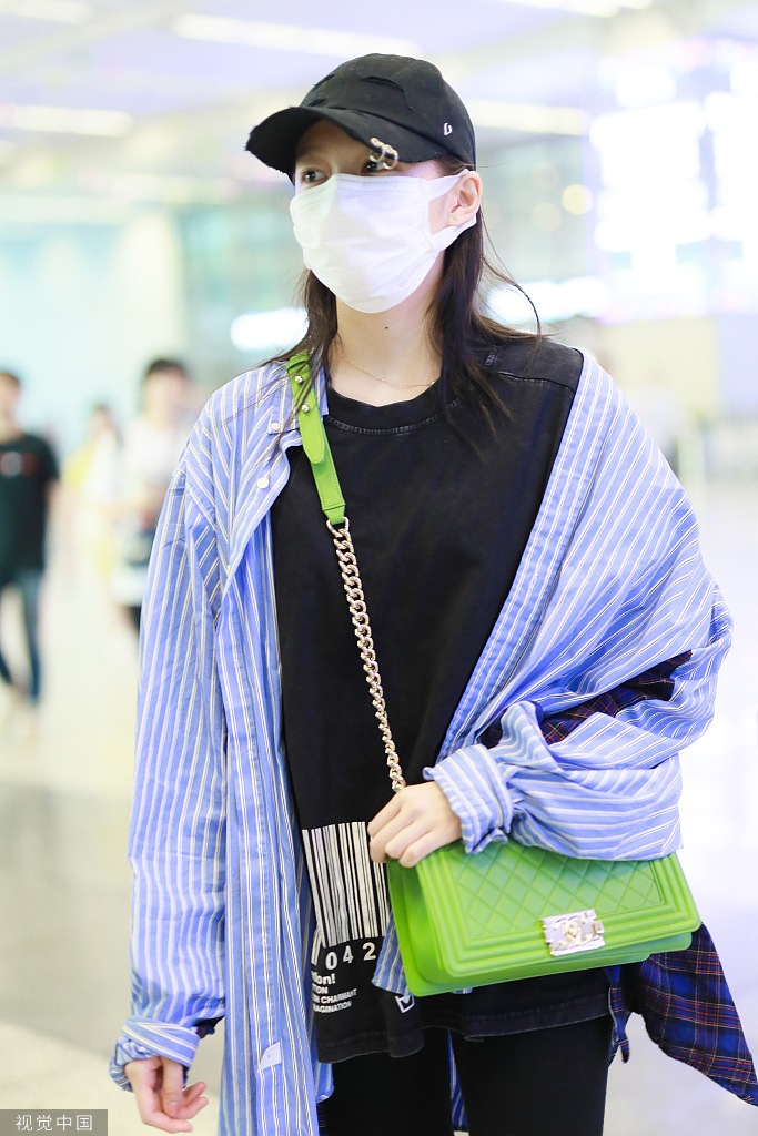关晓彤口罩遮面似素颜现身 穿条纹码t恤大长腿抢镜