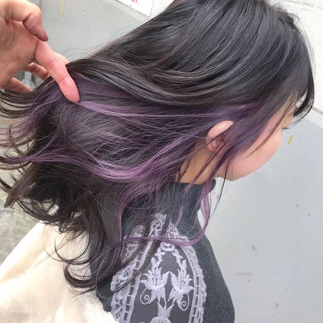 雾粉紫灰色头发粉色系女生发色中一直都是爆款,加上一点的紫色的话