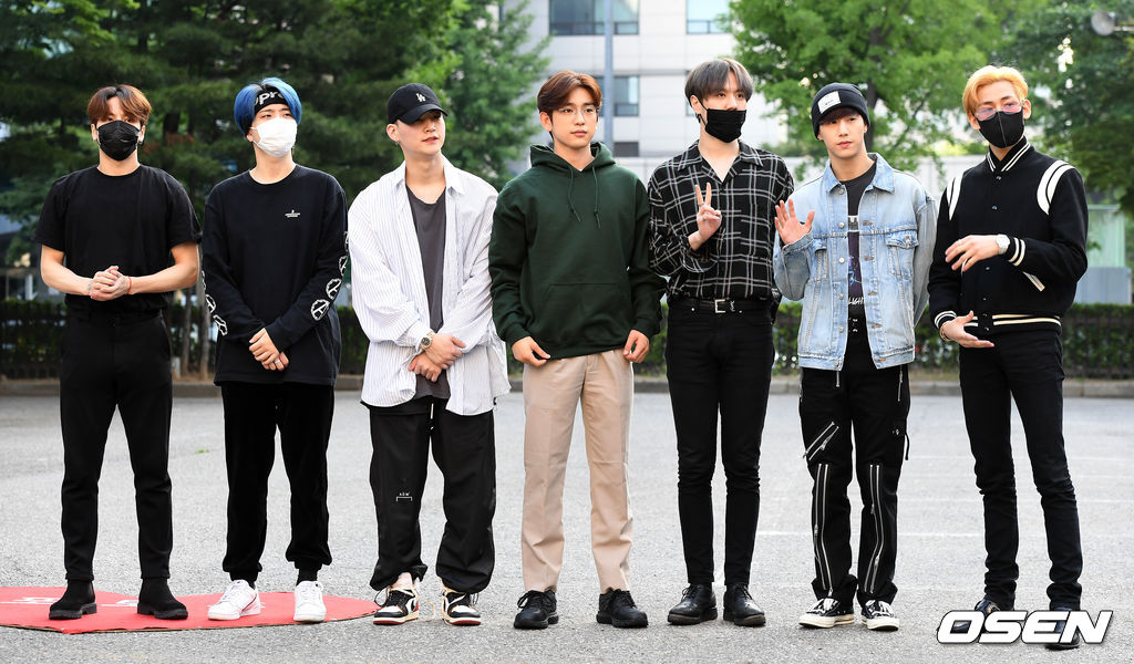 got7现身《音乐银行》上班路!七人时尚各具特色