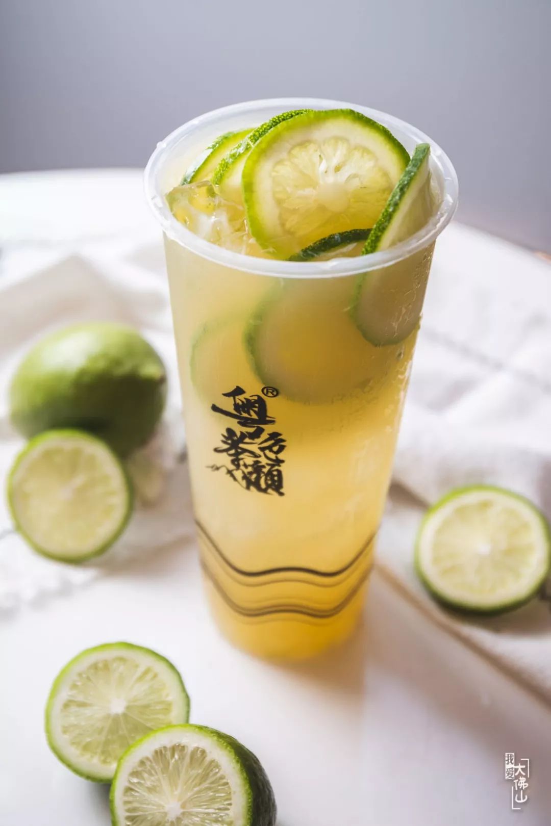 锤百炼"捣出柠檬汁,再放入调出来的绿茶底不多不少的一整颗新鲜的香水