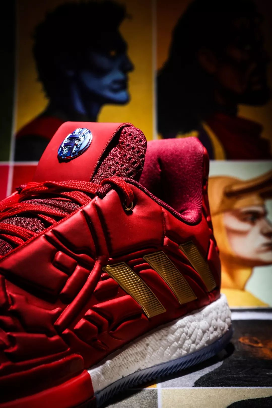 灵感源于钢铁侠的战衣碎甲,鞋舌上有钢铁侠的头盔标志以及哈登个人的