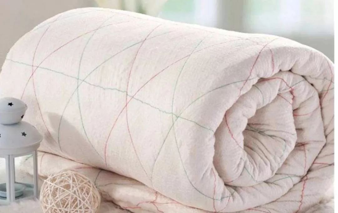 一条被子里藏着四百万只螨虫?螨虫有什么危害?看完赶紧去晒被子