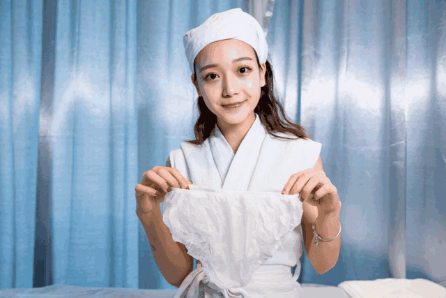 在这里,美疗师是从根部脱掉毛发,祛除毛囊黑色素,就算过上几年,依然是