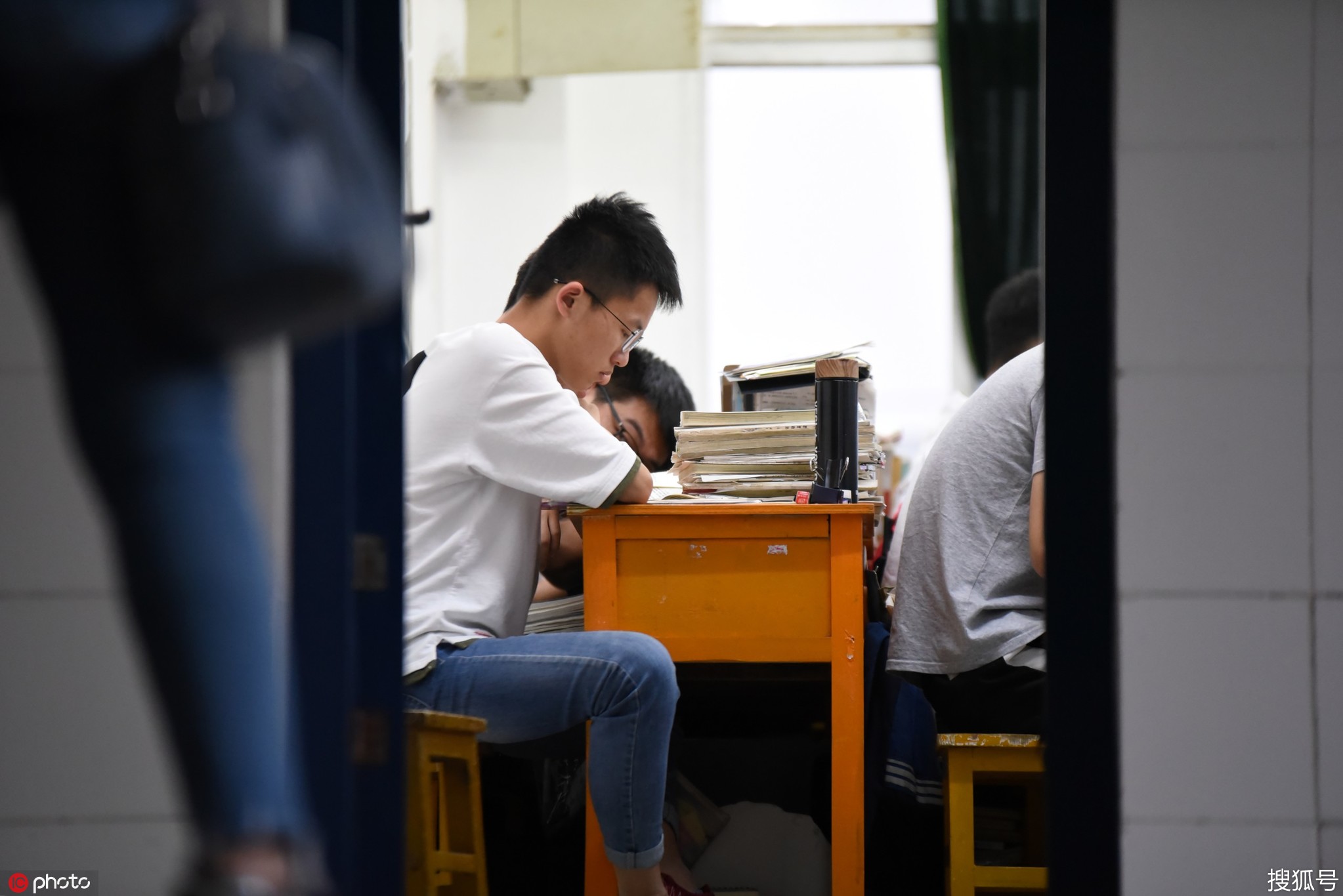 在亚洲最大的高考工厂——六安毛坦厂中学内,高三学生们在夜色中挑灯