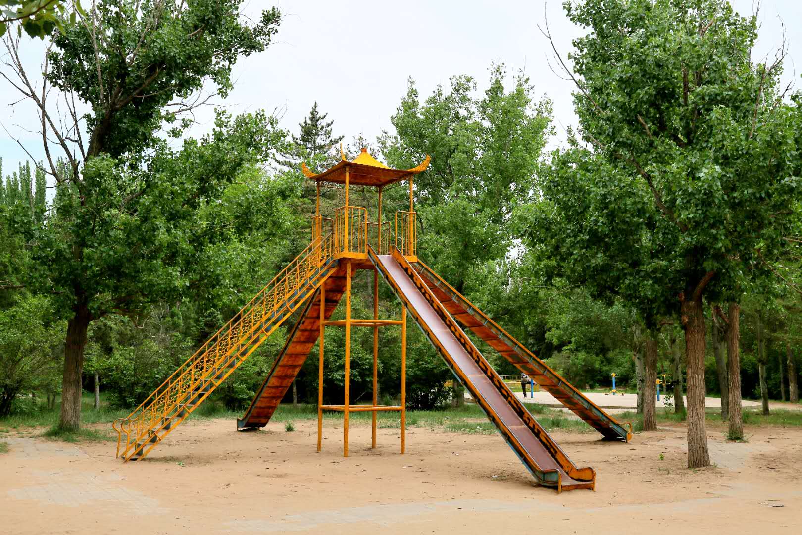 探包头十年美食老店发现了童年回忆的滑梯旱船转椅