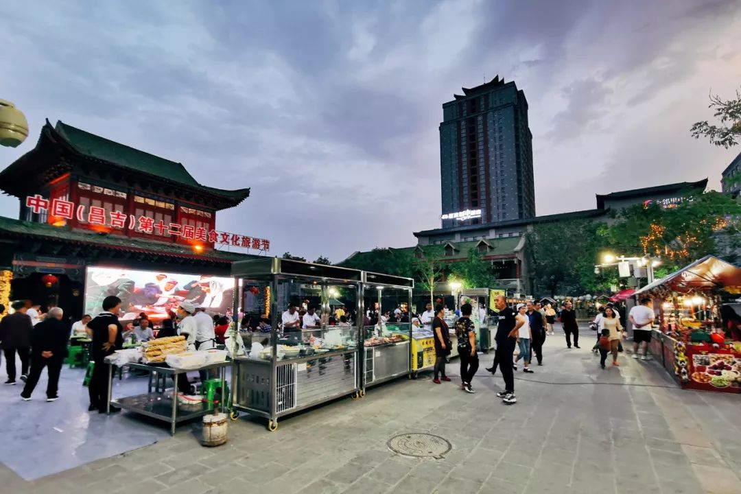 美食| 昌吉小吃街灯光夜市盛大启幕!乌苏啤酒免费喝!