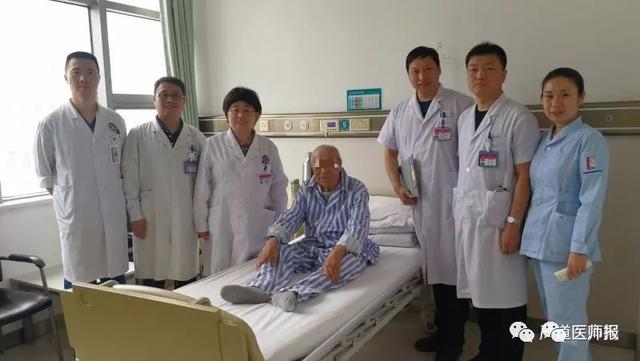 孟老(左四)和韩雅玲院士(左三)团队荆全民教授(右三),徐凯教授(左二)