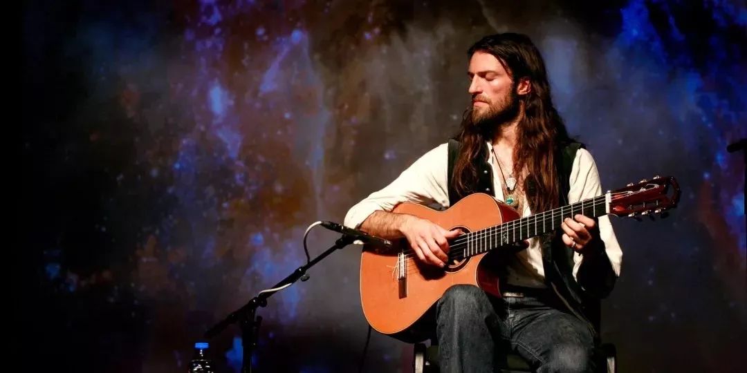 estas tonne将希望的光芒融入音乐,温柔,神圣,优雅.