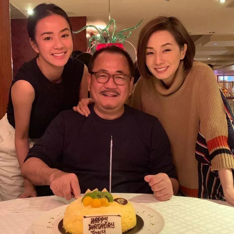 毛姐与老公区丁平婚后育有两位千金,分别是23岁的大女儿区令山和18岁