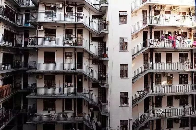 四周楼房呈"口"字形合围