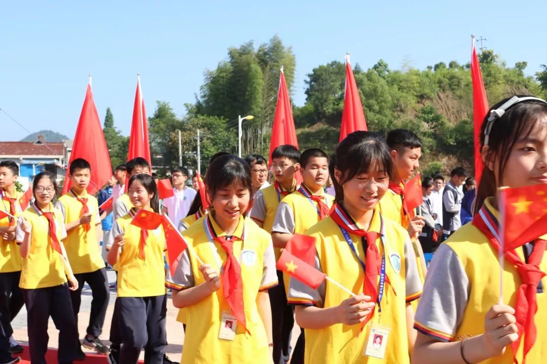 开化县中(中职)学生集体入团仪式在崇化中学举行