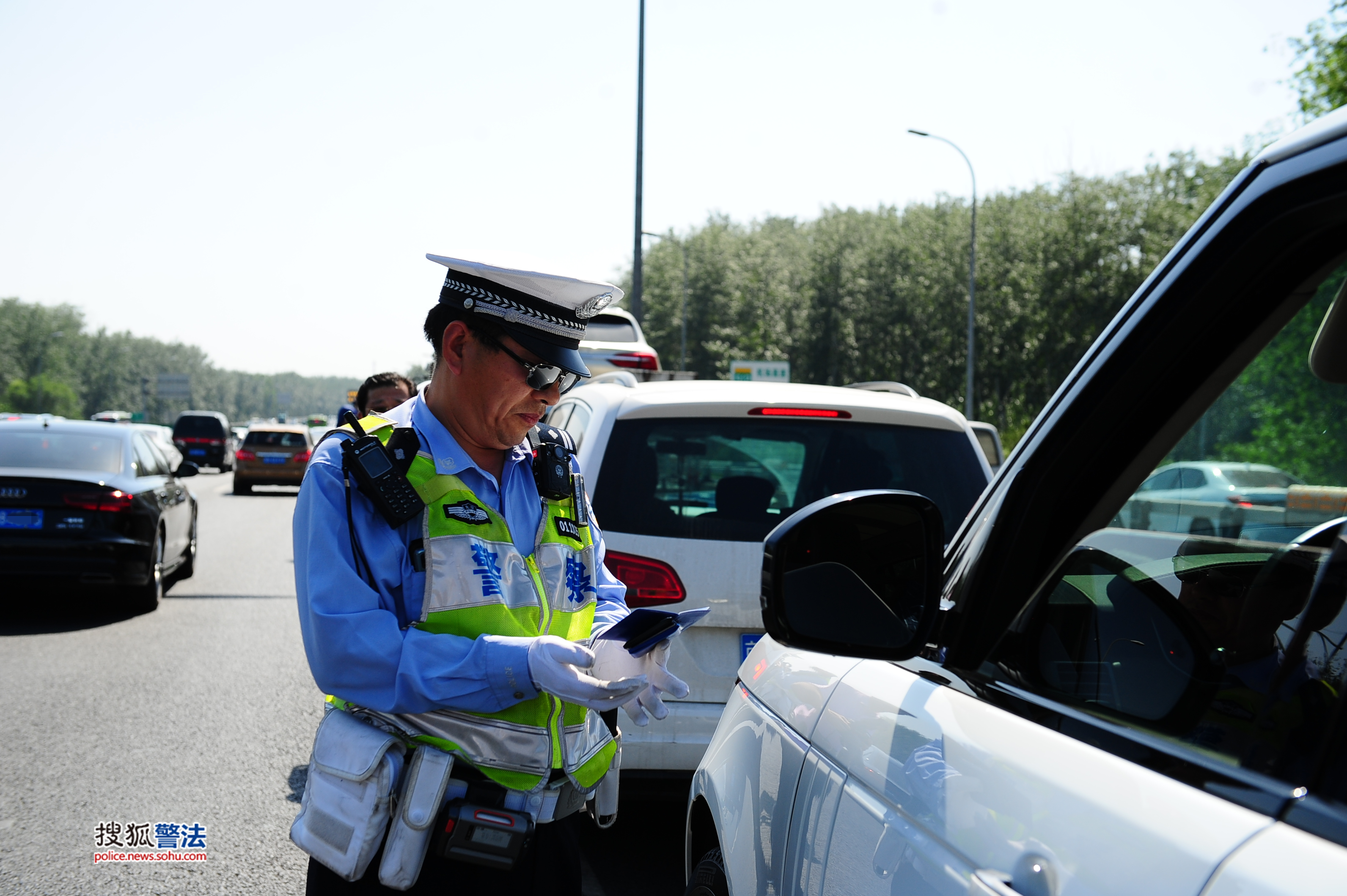 另外,北京交管部门充分发挥科技手段应用,为一线交警执法车辆配备了