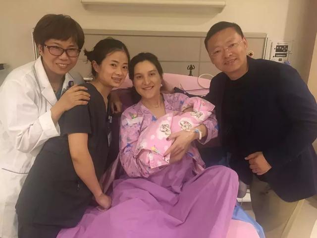 都觉得去国外生孩子好听听这位来自美国的妈妈在重庆妇产医院的生产