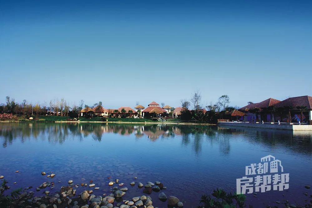 公园实景建发浅水湾占地300多亩,就建在1200亩的体育公园当中,售卖