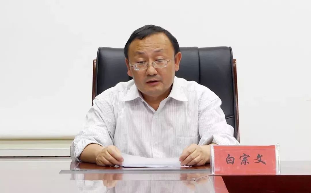 局党组成员,副科级干部李天玉汇报了江阴市高质量发展的理念及产业