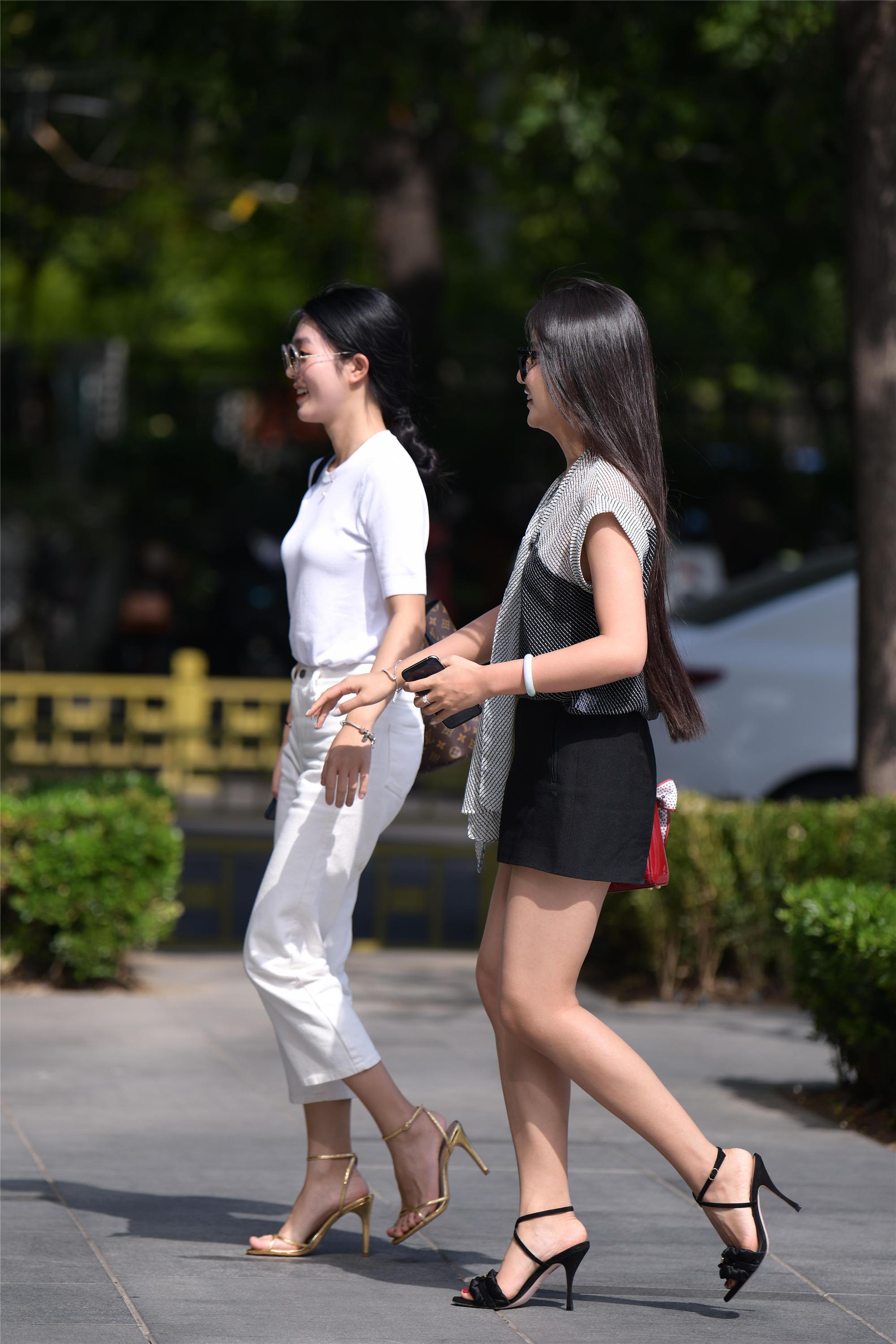 约上闺蜜穿着高跟鞋去逛街