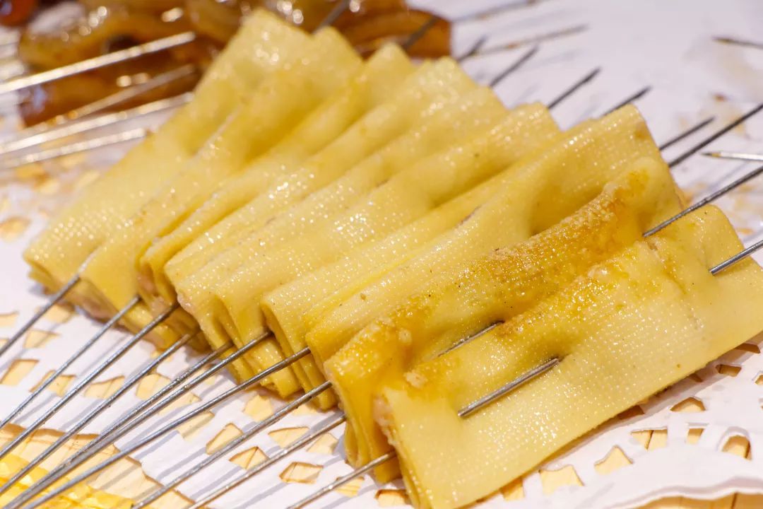 店里的烤串食材都是精选的少数优质部位,很多都得一早去菜市场抢购才