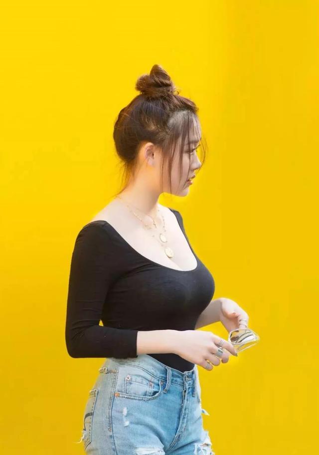 黑色紧身秋衣搭破洞牛仔裤的性感靓丽女孩圆润的迷人身姿