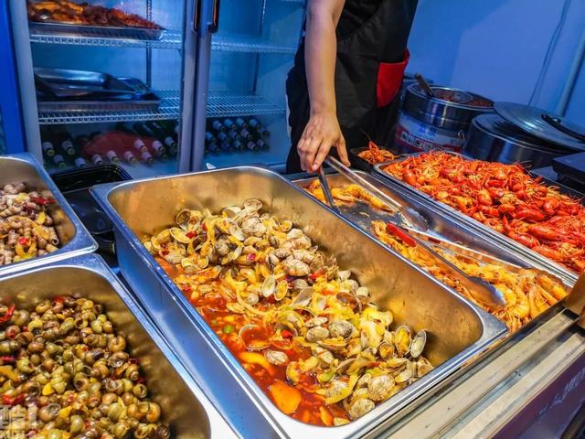 8元一份10只的小龙虾,味道很不错~还有旮旯牛等下酒菜供你挑选!